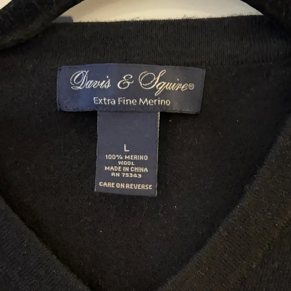 Davis & Squire 100% Merino Wool Black and Gray Argyle V-Neck Sweater - Picture 3 of 4